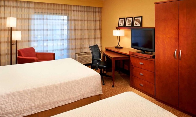 Auburn Hills Hotel | Convenient Stay in Detroit Auburn Hills! 4 Relaxing Units, Pets Allowed, Pool!