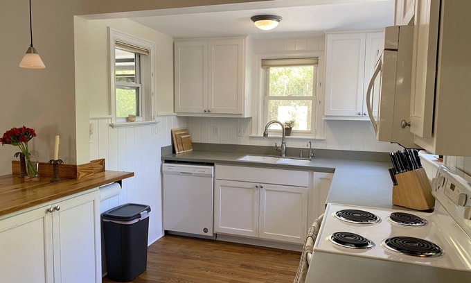 Saint Simons Island Cottage | Conveniently Located Cottage in a Residential Neighborhood! Pet Friendly!