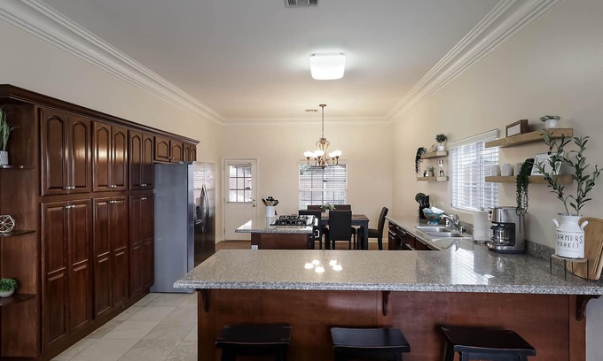 Pumpkin Center House | Conveniently Located by 99 Freeway and Freshly Furnished Home!