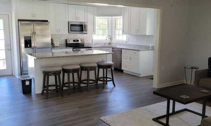 New Bern House | Conveniently Located 3 Bedroom 2 Bathroom House