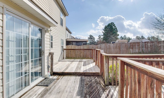 Huntcliff House | Conveniently Located Columbia Home w/Deck & Yard!