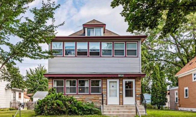 Midway House | Conveniently located home with full kitchen and washer/dryer