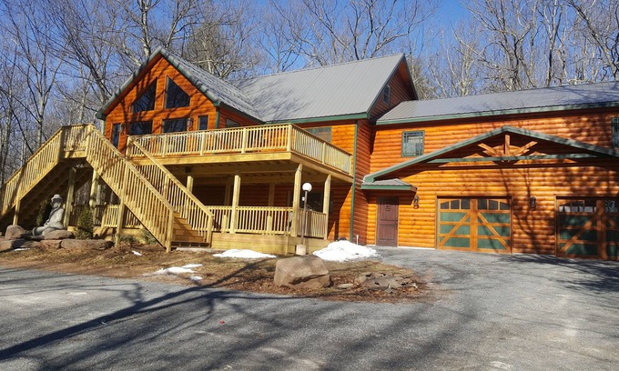 Hunter Ski Chalet | Conveniently Secluded, 1 Mile From Slopes and Festivals