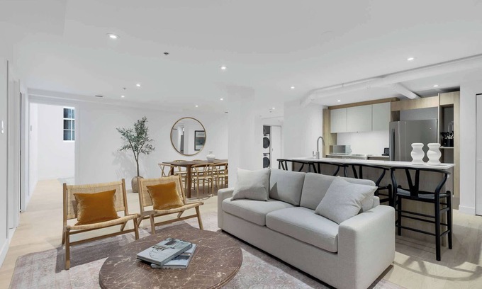 Chinatown Apartment | Convention Center-Old Mtl 4BDRS-4BA