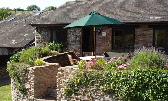 Chillington Cottage | Converted barn. Shared pool, tennis, snooker, games, golf, grounds. South Devon