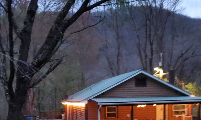 Candler Cabin | Converted cabin.10 minutes from the Blue Ridge Parkway 25 minutes to Asheville