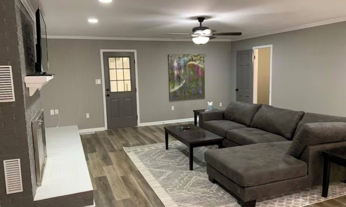Conway House | Conway White House: Sleeps 18, Game Room, Pool