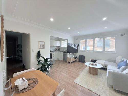 Coogee House | Coogee Sunrise shared Apt with Parking & Work Desk