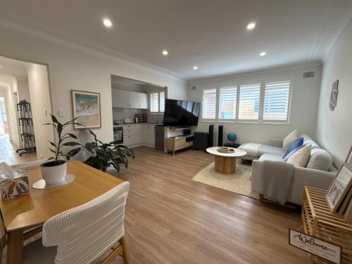 Coogee House | Coogee Sunrise shared Apt with Parking, Balcony & Work Desk