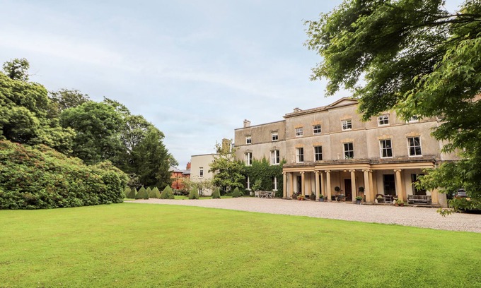 Wrexham Apartment | COOK'S FLAT, character holiday cottage in Cefn Park Estate