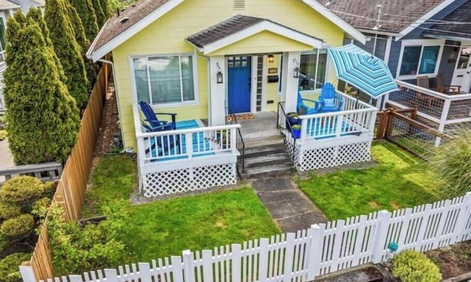 Alki House | Cook's Kitchen + Firepit + Pickleball Park Nearby + AC + 2 Parking Spots