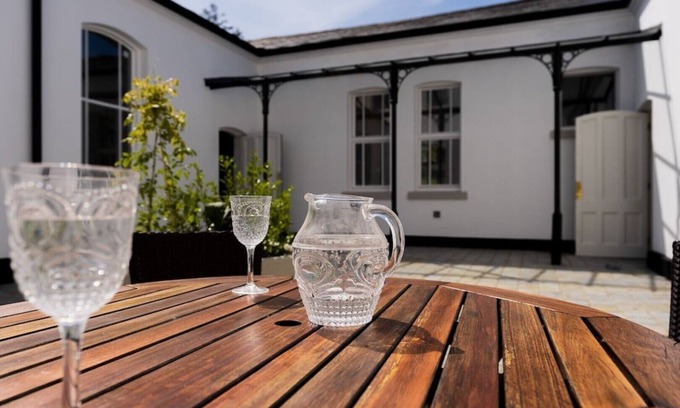 Littleham Apartment | Cook's suite, luxury 2 bed pet friendly family apartment within a stately home