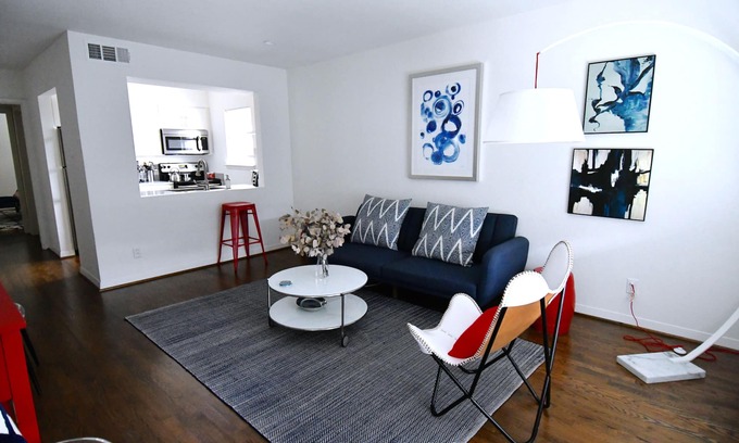 Oak Lawn Apartment | Cool Blue-King Bed- Parking - HP/Design Dist/Katy Trail/Uptown