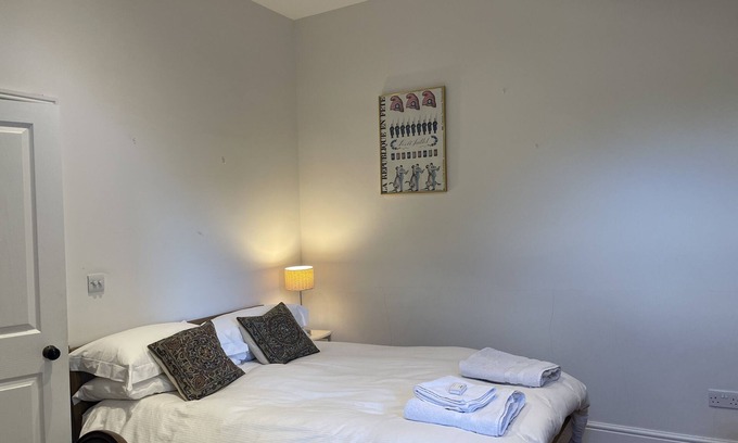 Dalgarno Apartment | Cool en-suite double in fun Kensal Green, great transport options.