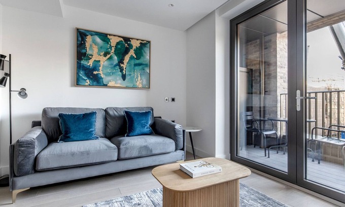 Clerkenwell Apartment | Cool Farringdon Studio w/Indoor Pool & Gym, by Blueground