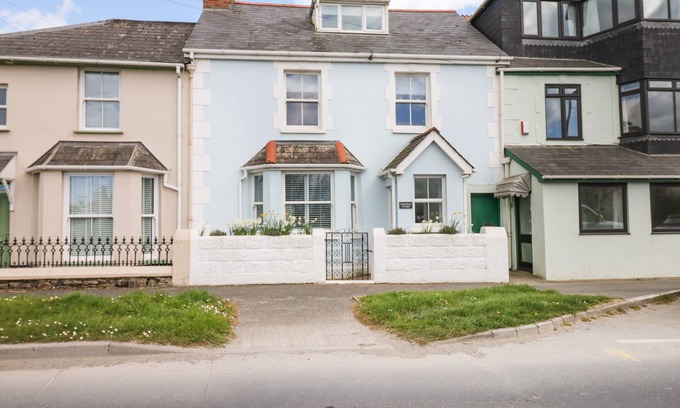 Instow Cottage | COOL STONE COTTAGE, pet friendly, country holiday cottage in Instow