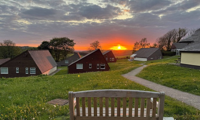 Bude Ski Chalet | Coombe View Cornwall Holiday Lodge Near Bude. Sea Views. Large Patio Sleeps 5.