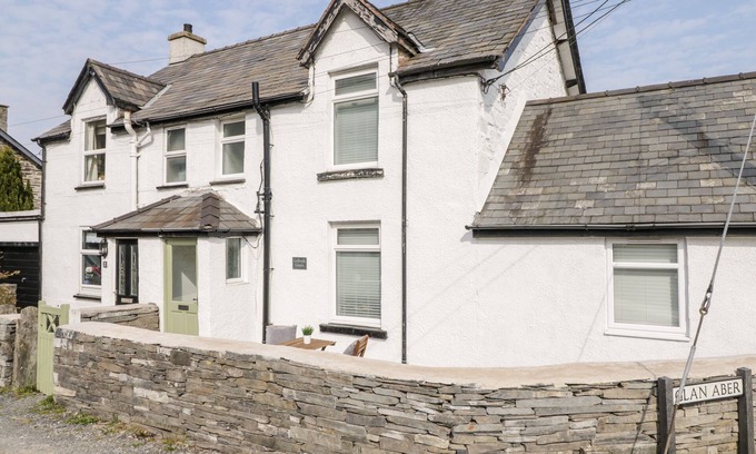 Dolwyddelan House | COOPER'S REST (GORFFWYSFA COOPERS), pet friendly in Dolwyddelan