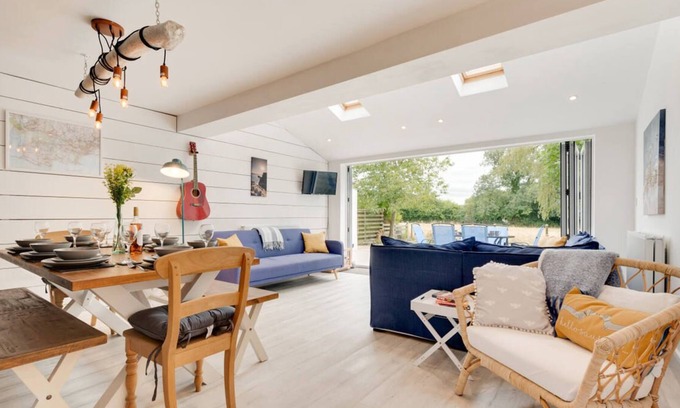 Bishopston House | Copley Lodge in the beautiful Swansea