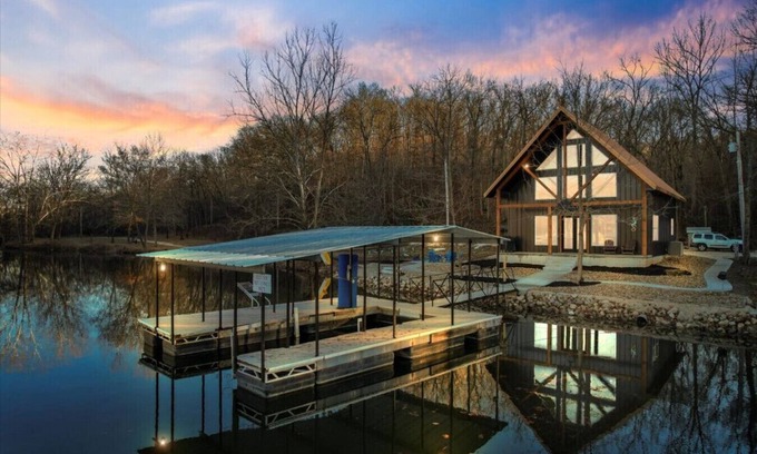 Rocky Mount House | Copper Cabin - No Wake Cove, Kayaks & Fire Pit!
