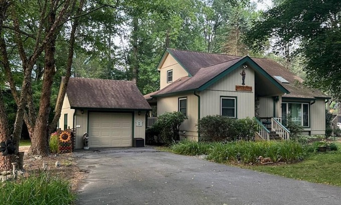Valley Creek Run Cottage | Copper Lady Cottage - Creekside 3 BR, 2BA, Hot Tub, Firepit