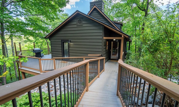 Dahlonega Cabin | Copper Ridge Getaway-Hot Tub/Fire Pit/Dog Friendly/2 - bedroom!