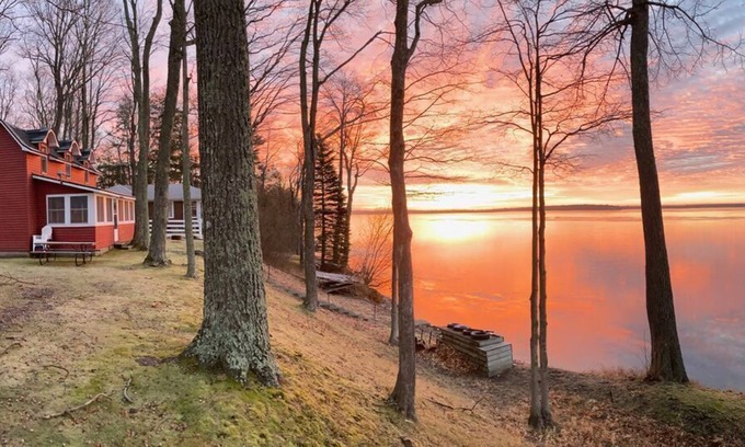 Carp Lake Cottage | Copper Water Cottage- Autumn Bliss Awaits – Stunning Fall Foliage & Lakeside Comfort
