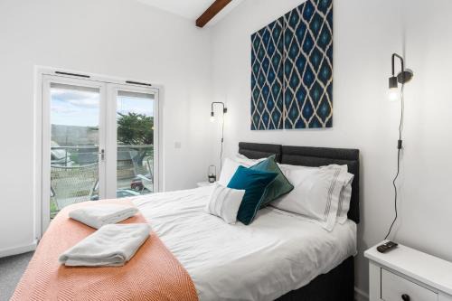 Porthtowan Apartment | Coppercroft Cottage - Stunning Coastal Home, Walk to Beach, Sleeps 4