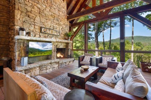 Epworth House | Copperline Lodge - Luxury Creekside Retreat - Creekside Views, Hot Tub, Game Room, Outdoor Fireplaces, Chef Kitchen, Fire Pit -