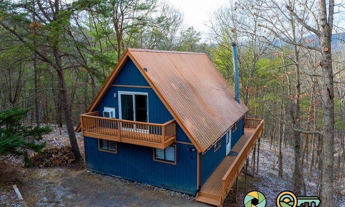 Mount Jackson Ski Chalet | Coppertop Chalet - cozy and convenient!