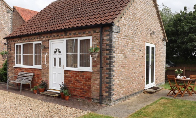 Lincoln Cottage | COPSE VIEW, romantic, with a garden in Reepham, Lincolnshire