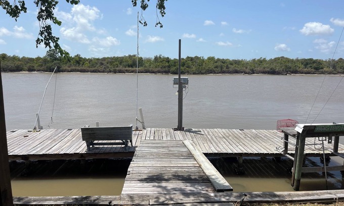 Matagorda House | "Coral Reef" waterfront home on a private road, lighted fishing pier, and wifi.