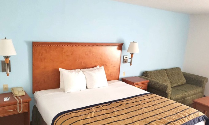 New Braunfels Hotel | Coratel Inn & Suites By Jasper New Braunfels IH-35 EXT 189- 1 King Bed NS