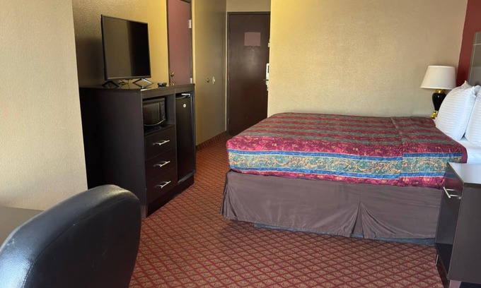 Oklahoma City Hotel | Coratel Inn & Suites Santa Fe OKC Standard 1 King Bed NS