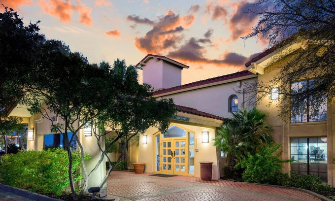 North San Antonio - SAT Hotel | Coratel Inn & Suites by Jasper Wonderland Deluxe 2 Double Bed NS