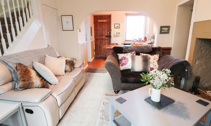 Berwick-upon-Tweed Cottage | CORBETT COTTAGE, pet friendly, with open fire in Holy Island