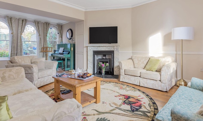 Sherborne Other | Corby House - that sleeps 10 guests in 5 bedrooms