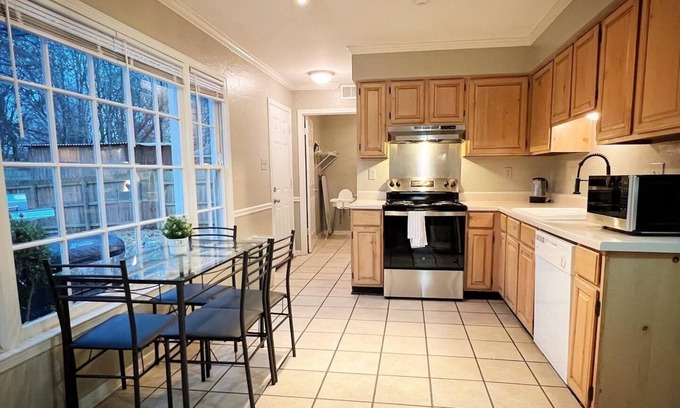 Walnut Grove House | Cordova! Modern 3BR, Hot tub&bbq