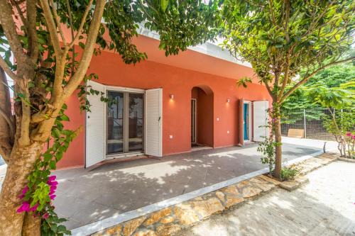 Gouvia Apartment | Corfu Seaside Cottage - Private Garden Retreat