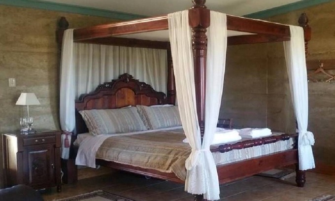 Torrens Vale Apartment | Corinium Roman Villa - Four Poster Romance