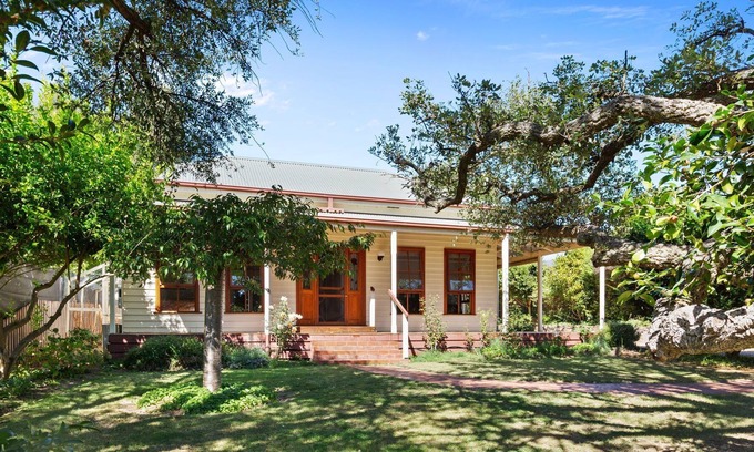Mansfield Cottage | Cork Oak Cottage: 3 BR, 2 BA Cottage in Mansfield, Sleeps 6