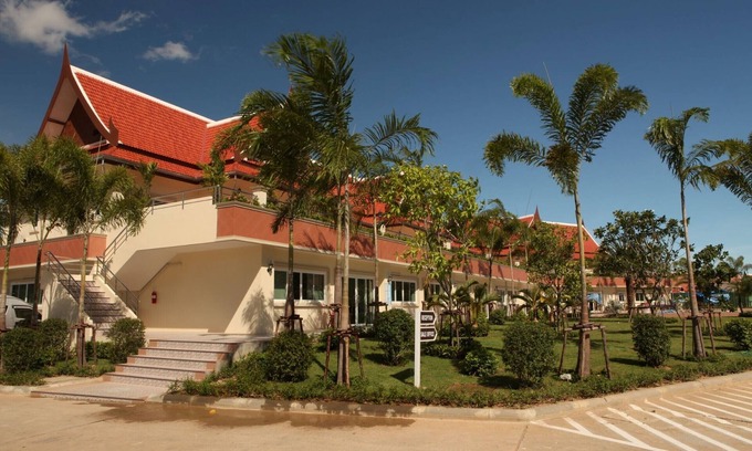 Bang Sare Resort | Corner Apartment With Mountain View