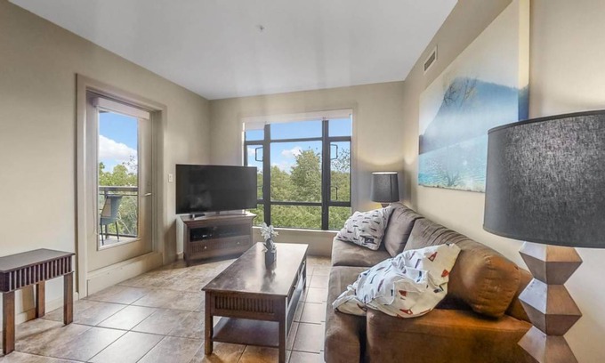 South Pandosy Apartment | Corner Apartment with Lake View 518