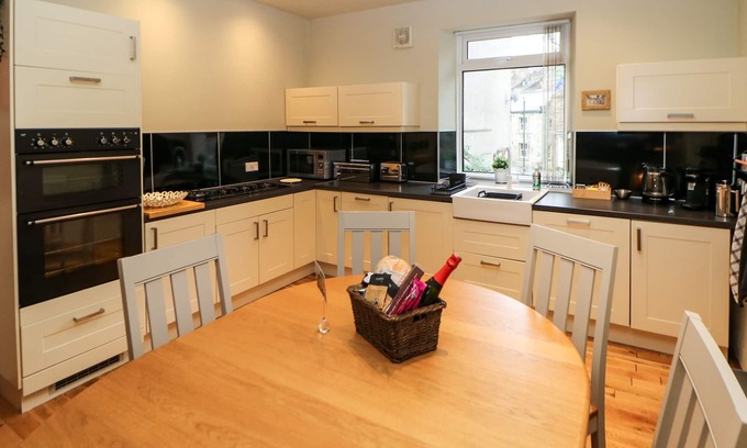 Tideswell Cottage | Corner Cottage