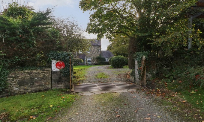 Llys Y Fran Cottage | CORNER COTTAGE, pet friendly, with pool in Maenclochog