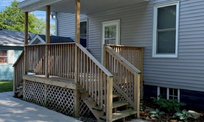 Taylorville House | Corner Cottage near to downtown!