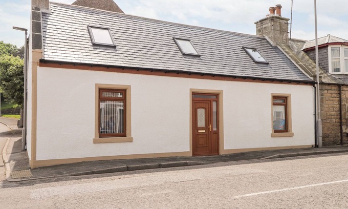 Buckie House | CORNER COTTAGE, pet friendly, country holiday cottage in Portgordon