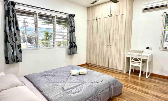 Bandar Tun Razak House | Corner Homestay with Garden and Private Parking