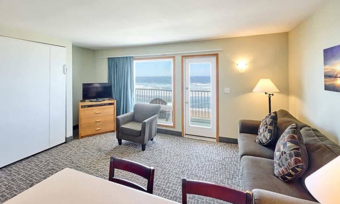 Logsden Condo | Corner Oceanview King Suite, Full Kitchen, Beach Access, Pool & Hot Tub!