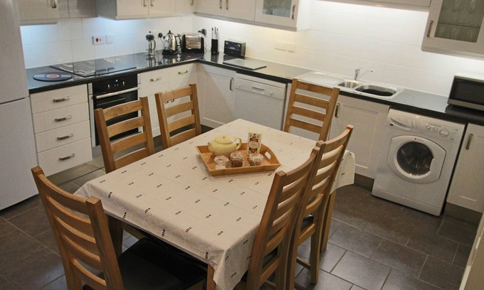 York House | Cornerhouse, a luxury townhouse 15mins walk along the charming river to the city